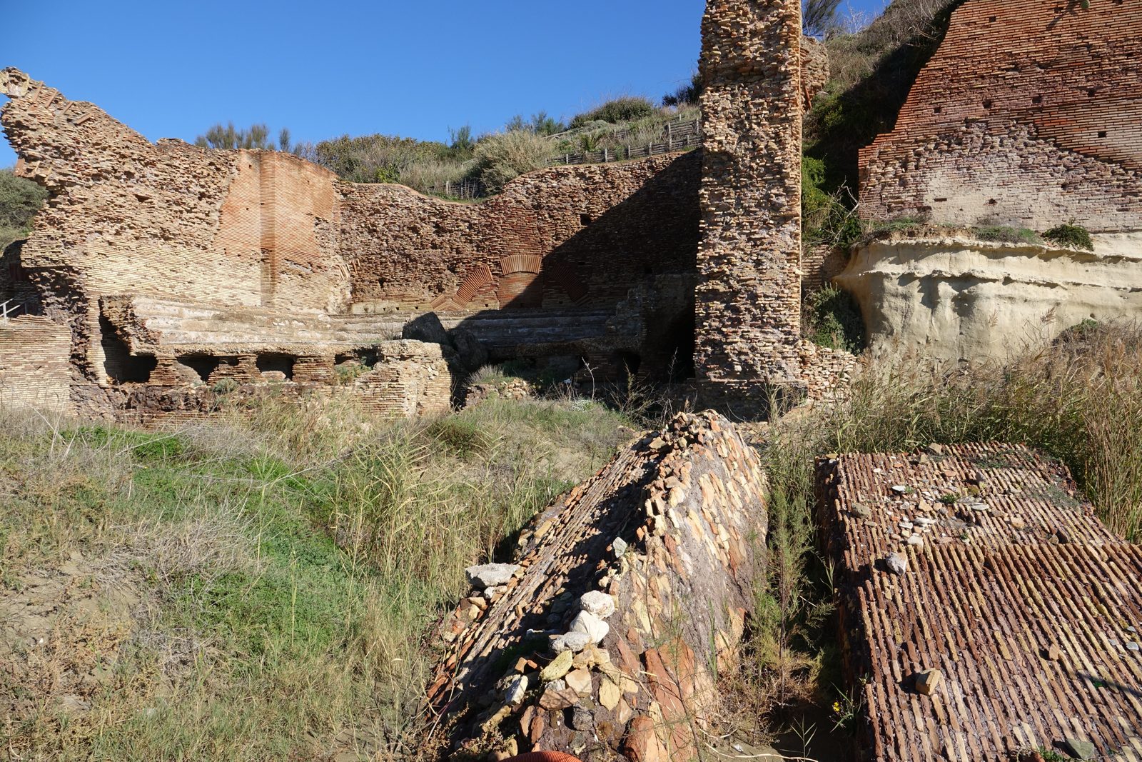 Nicchioni e ambienti della villa romana di Anzio digradanti verso la scogliera